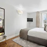 Modern Luxe 1 Bedroom Apartment With Central Location