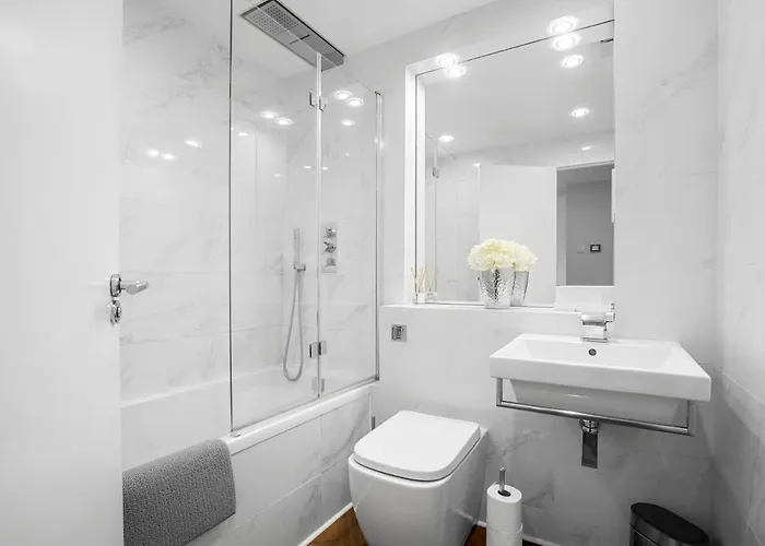 Modern Luxe 1 Bedroom Apartment With Central Location